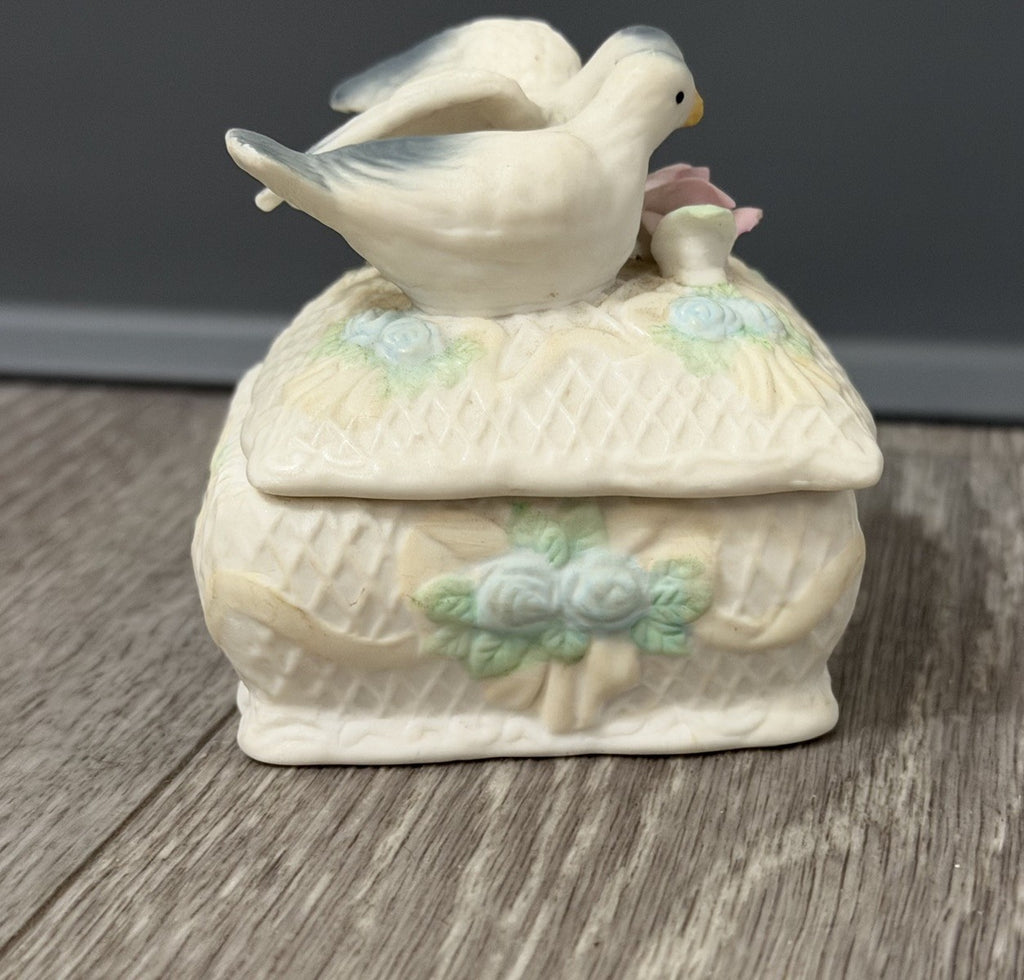 Vintage Porcelain Lovebirds Small Trinket Keepsake Box With Lid BROKEN LEAF Read