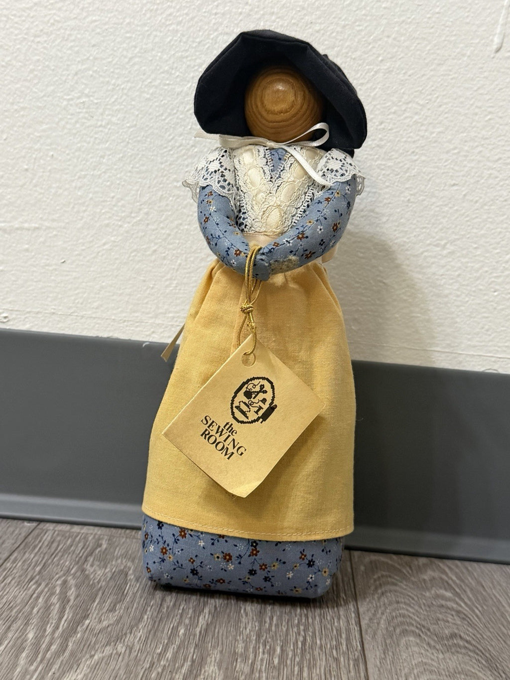VTG 90s/2000s Woman With Bonnet  Faceless Folk Art Country Doll With Tag 9.5”