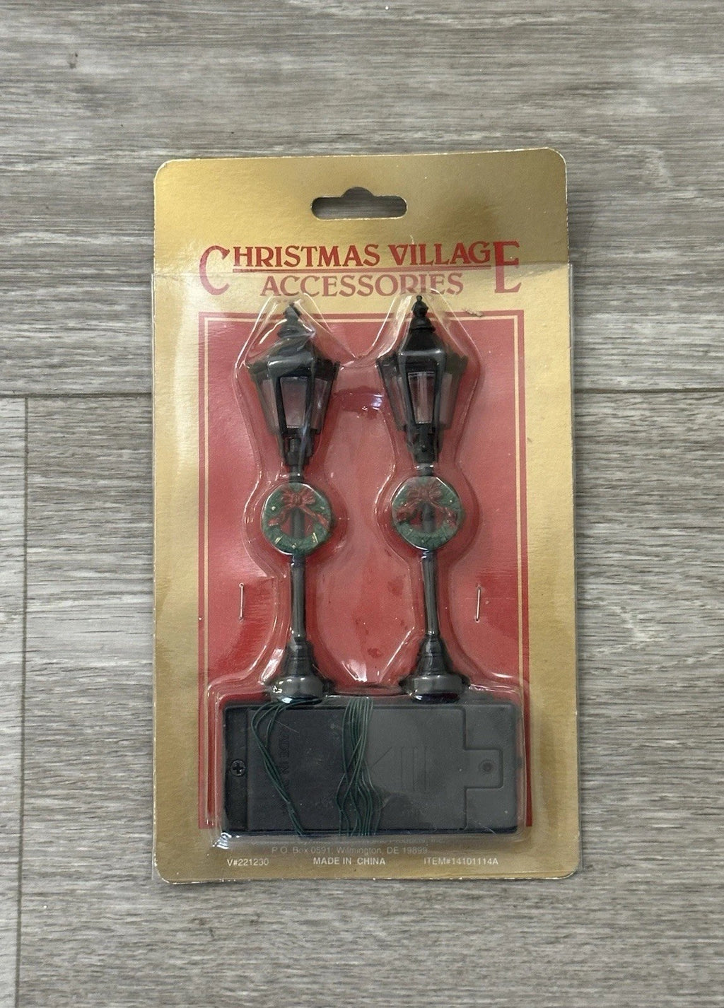 Christmas Village LED ST Lamp Post Hexagon Wreath Ornament Accessory Unopened