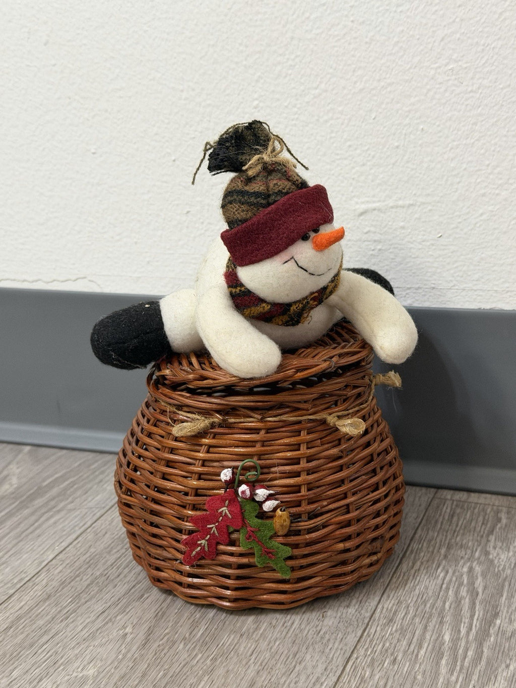 Vintage Adorable Winter Christmas Stuffed Snowman Wicker Basket With Lid 5”