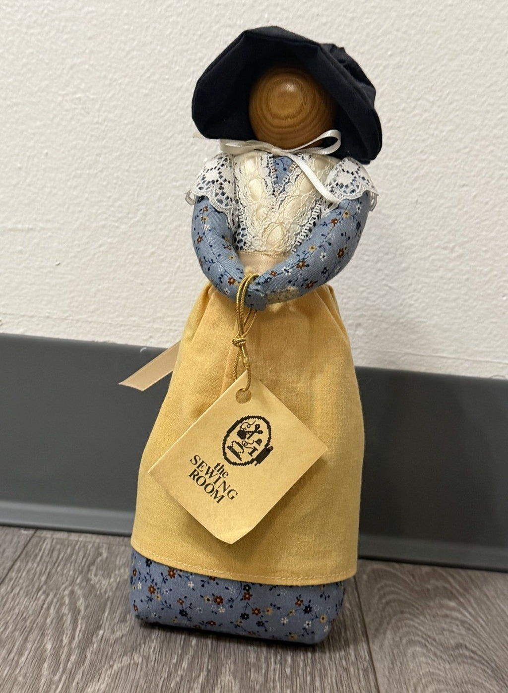 VTG 90s/2000s Woman With Bonnet  Faceless Folk Art Country Doll With Tag 9.5”