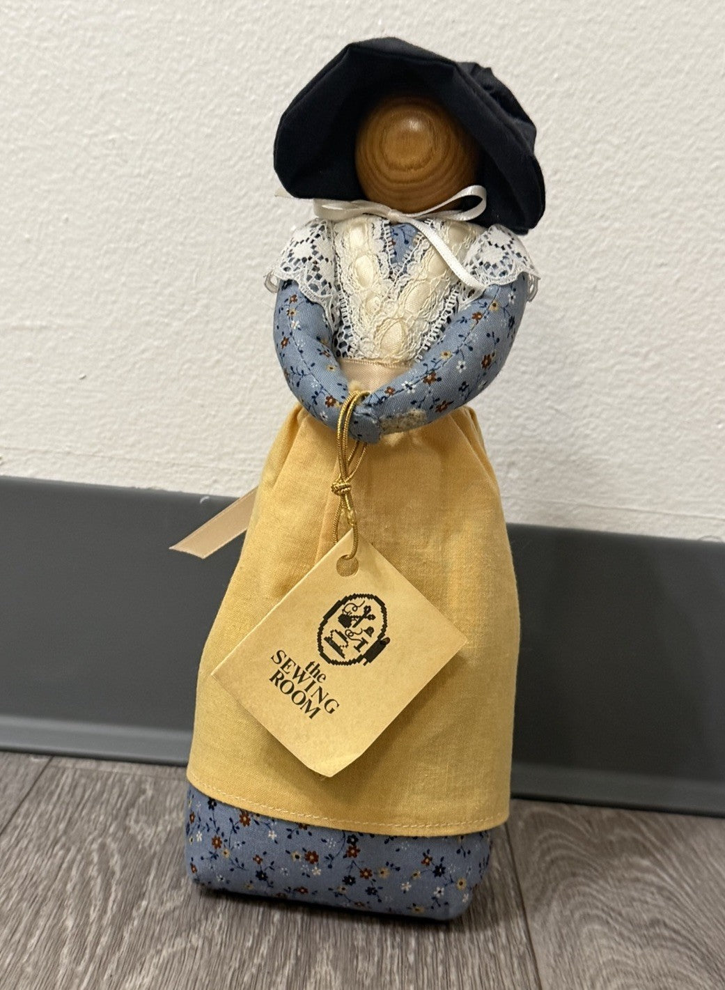 VTG 90s/2000s Woman With Bonnet  Faceless Folk Art Country Doll With Tag 9.5”