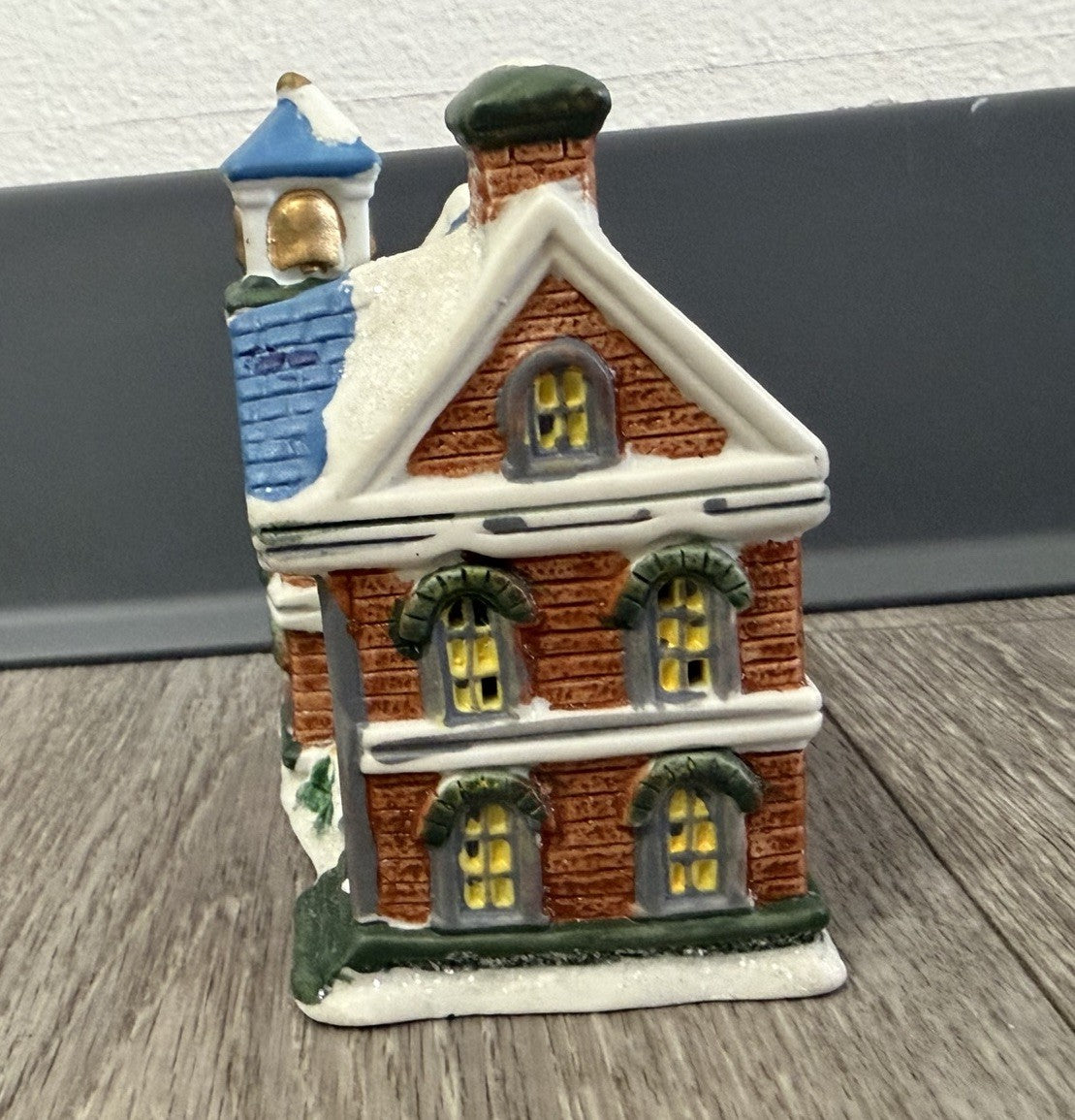 2004 Village Christmas School w/Window Decoration