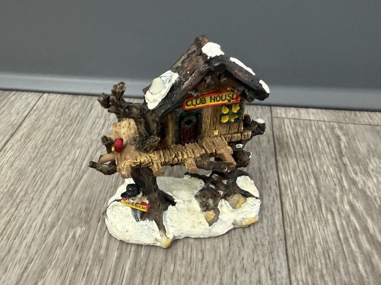 Vtg Cobblestone Corners Club / Tree House Christmas Village Accessory ‘02 Broken