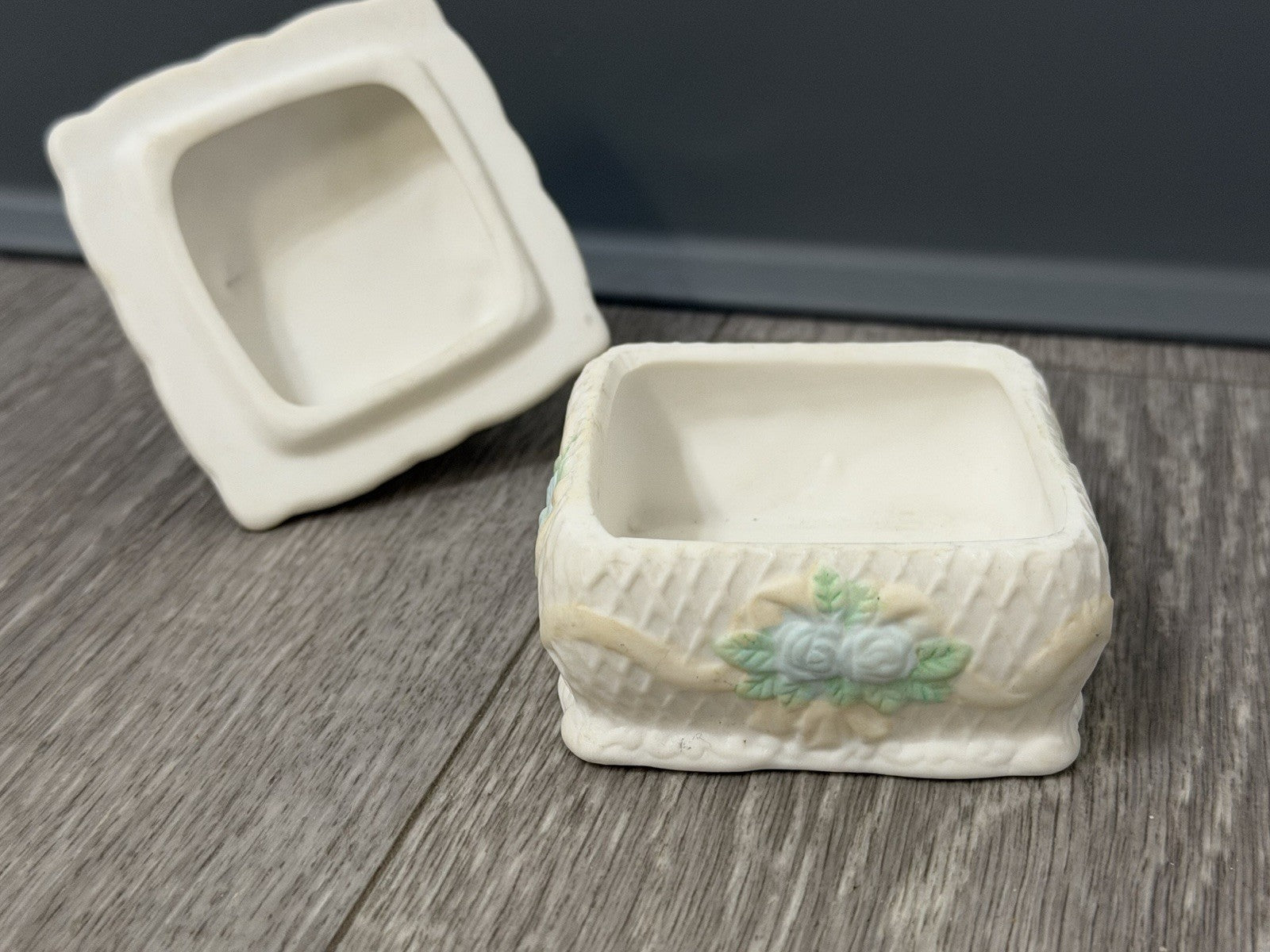Vintage Porcelain Lovebirds Small Trinket Keepsake Box With Lid BROKEN LEAF Read