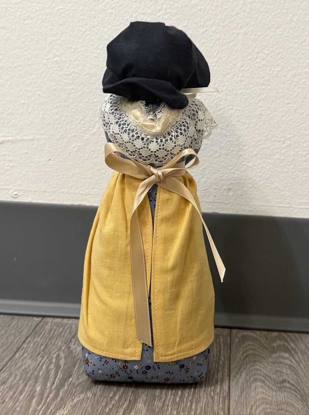 VTG 90s/2000s Woman With Bonnet  Faceless Folk Art Country Doll With Tag 9.5”