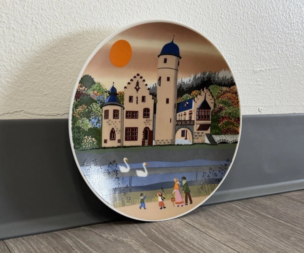 MESPELBRUNN GERMANY Plate 7.75" Diameter Barbara Lurstenhofer Decorative