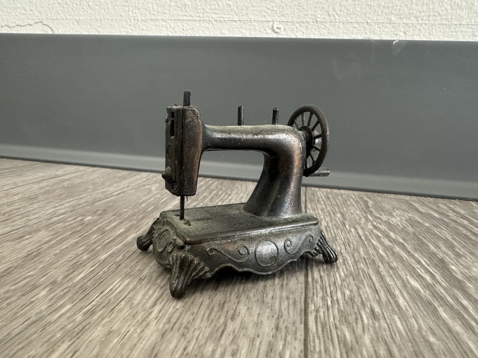 Durham Vintage Miniature Sewing Machine Die-cast Metal 1976 No. 3 Dollhouse