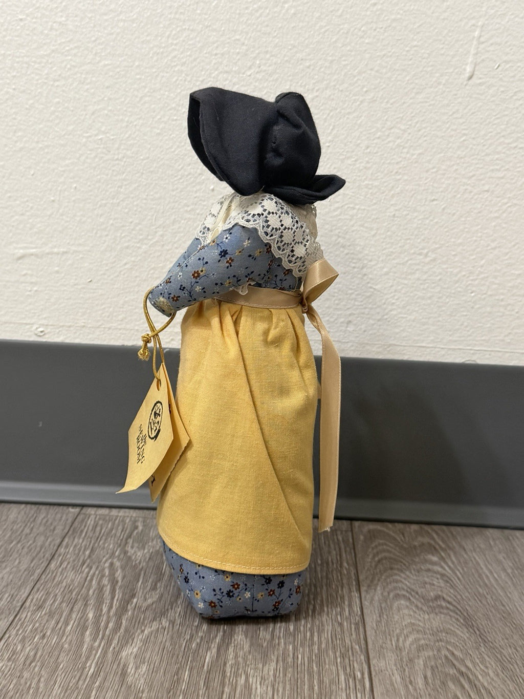 VTG 90s/2000s Woman With Bonnet  Faceless Folk Art Country Doll With Tag 9.5”