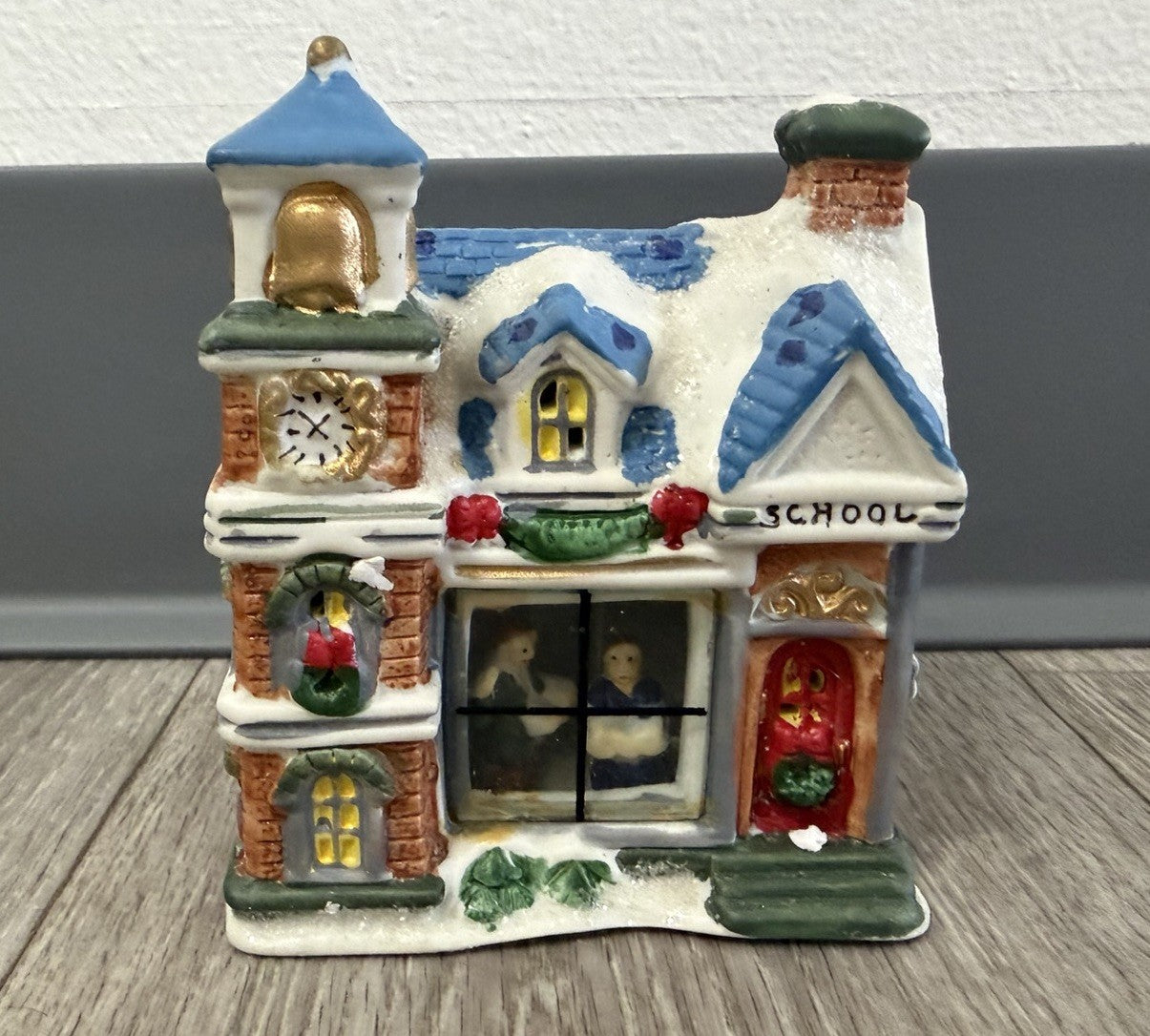 2004 Village Christmas School w/Window Decoration