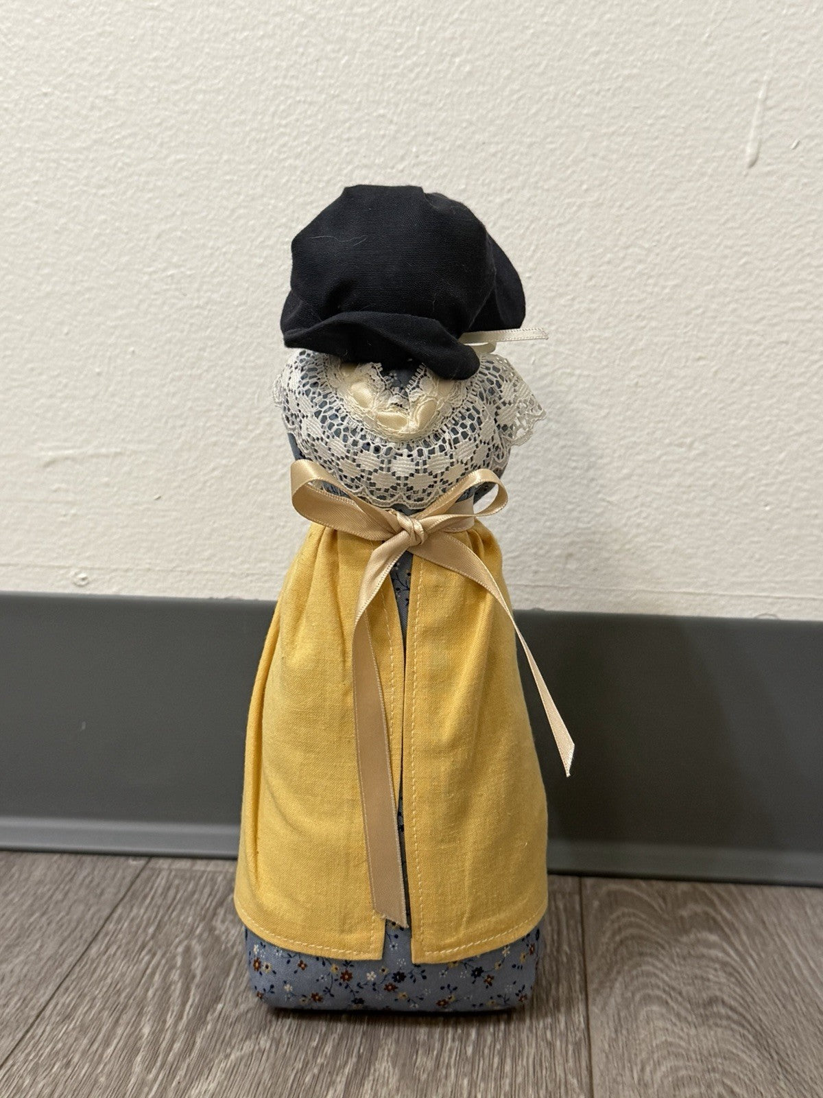 VTG 90s/2000s Woman With Bonnet  Faceless Folk Art Country Doll With Tag 9.5”