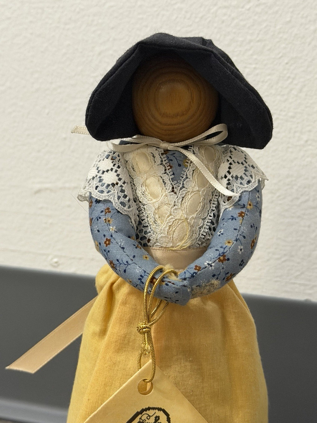 VTG 90s/2000s Woman With Bonnet  Faceless Folk Art Country Doll With Tag 9.5”