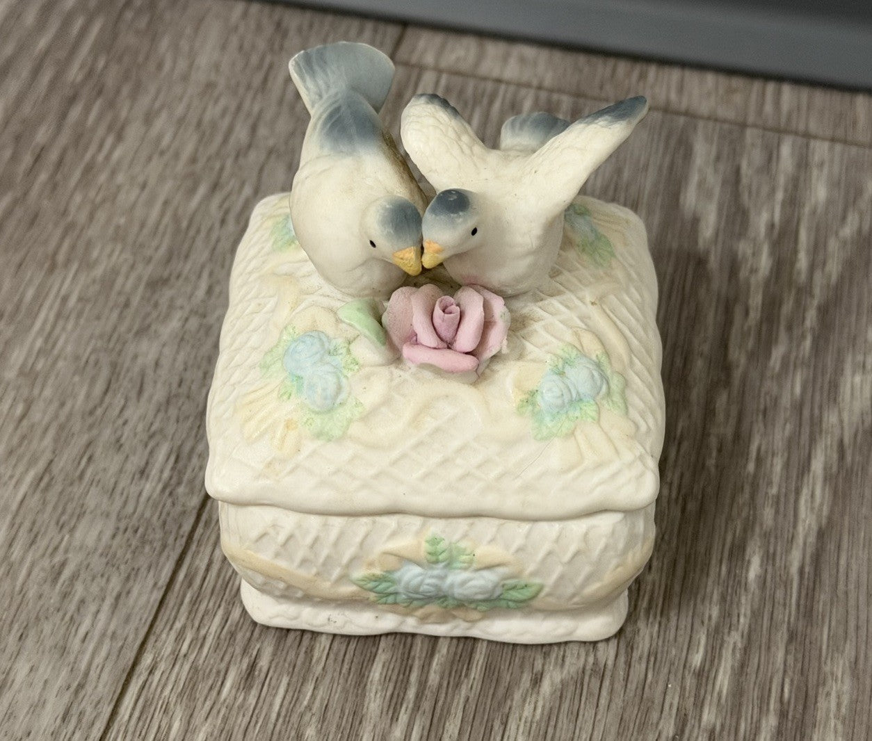 Vintage Porcelain Lovebirds Small Trinket Keepsake Box With Lid BROKEN LEAF Read