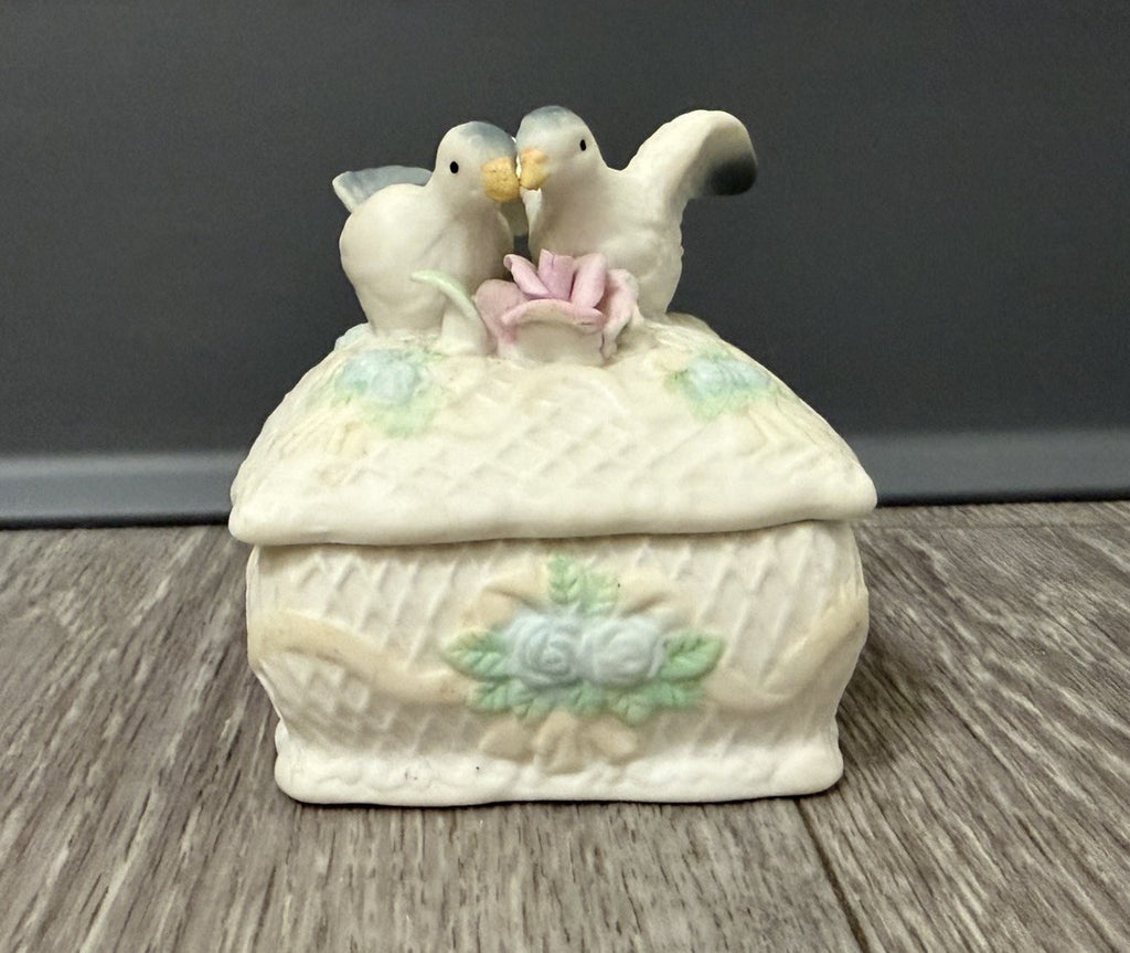 Vintage Porcelain Lovebirds Small Trinket Keepsake Box With Lid BROKEN LEAF Read
