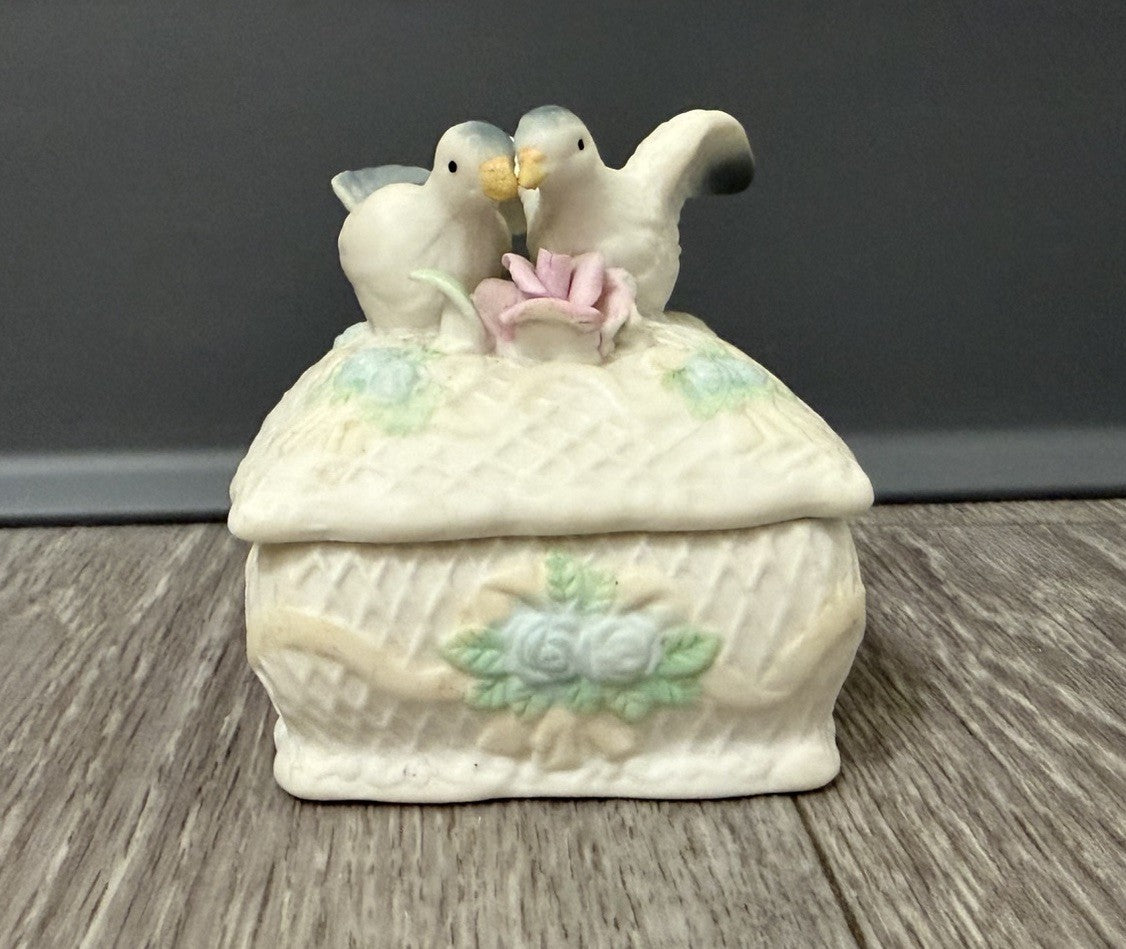 Vintage Porcelain Lovebirds Small Trinket Keepsake Box With Lid BROKEN LEAF Read