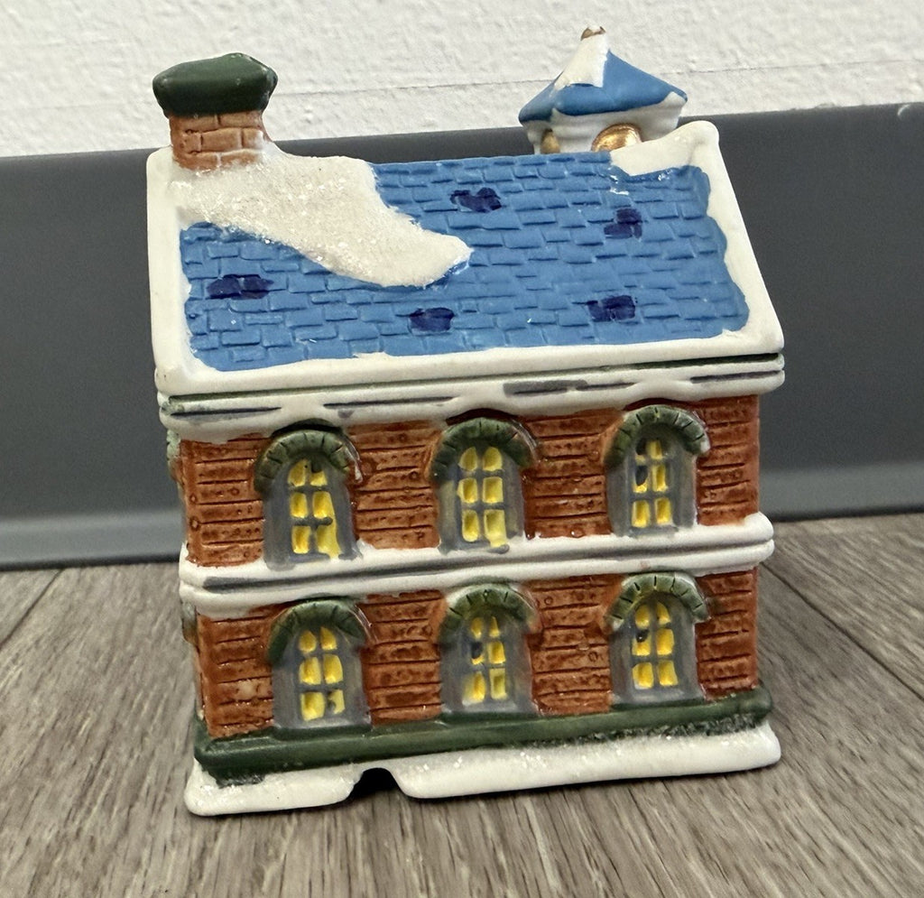2004 Village Christmas School w/Window Decoration