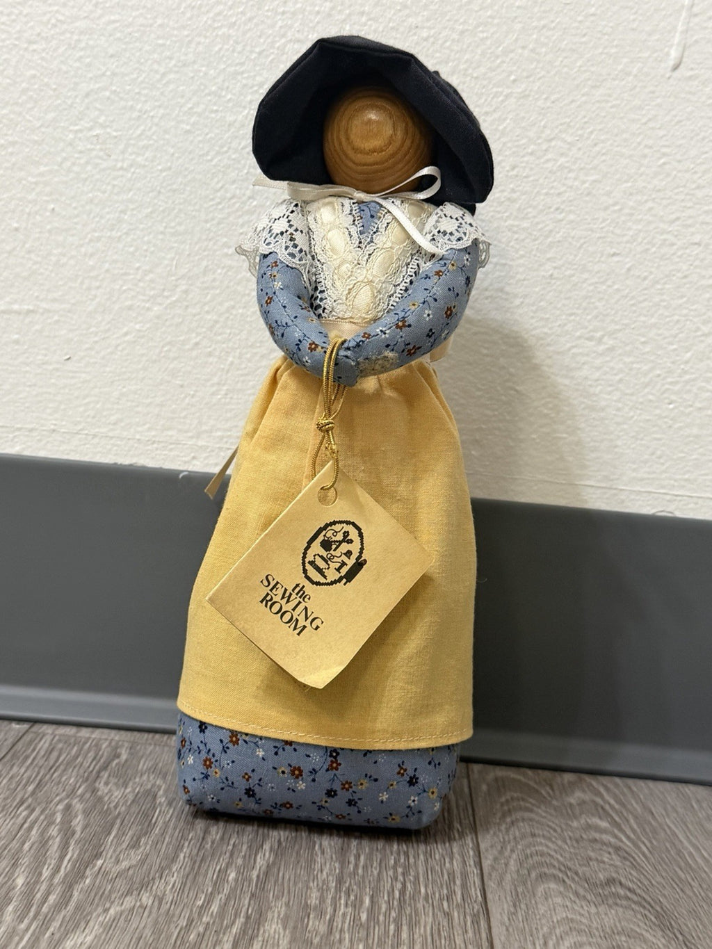 VTG 90s/2000s Woman With Bonnet  Faceless Folk Art Country Doll With Tag 9.5”