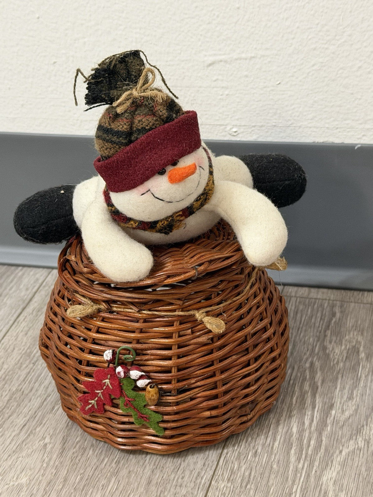 Vintage Adorable Winter Christmas Stuffed Snowman Wicker Basket With Lid 5”