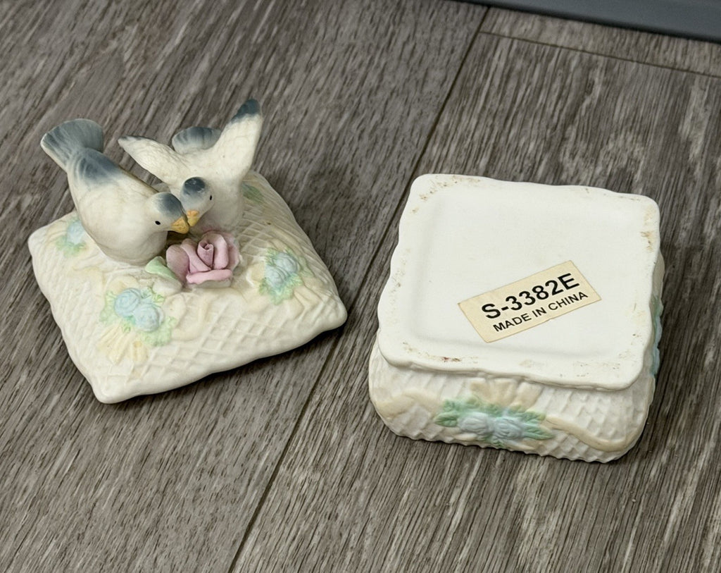 Vintage Porcelain Lovebirds Small Trinket Keepsake Box With Lid BROKEN LEAF Read