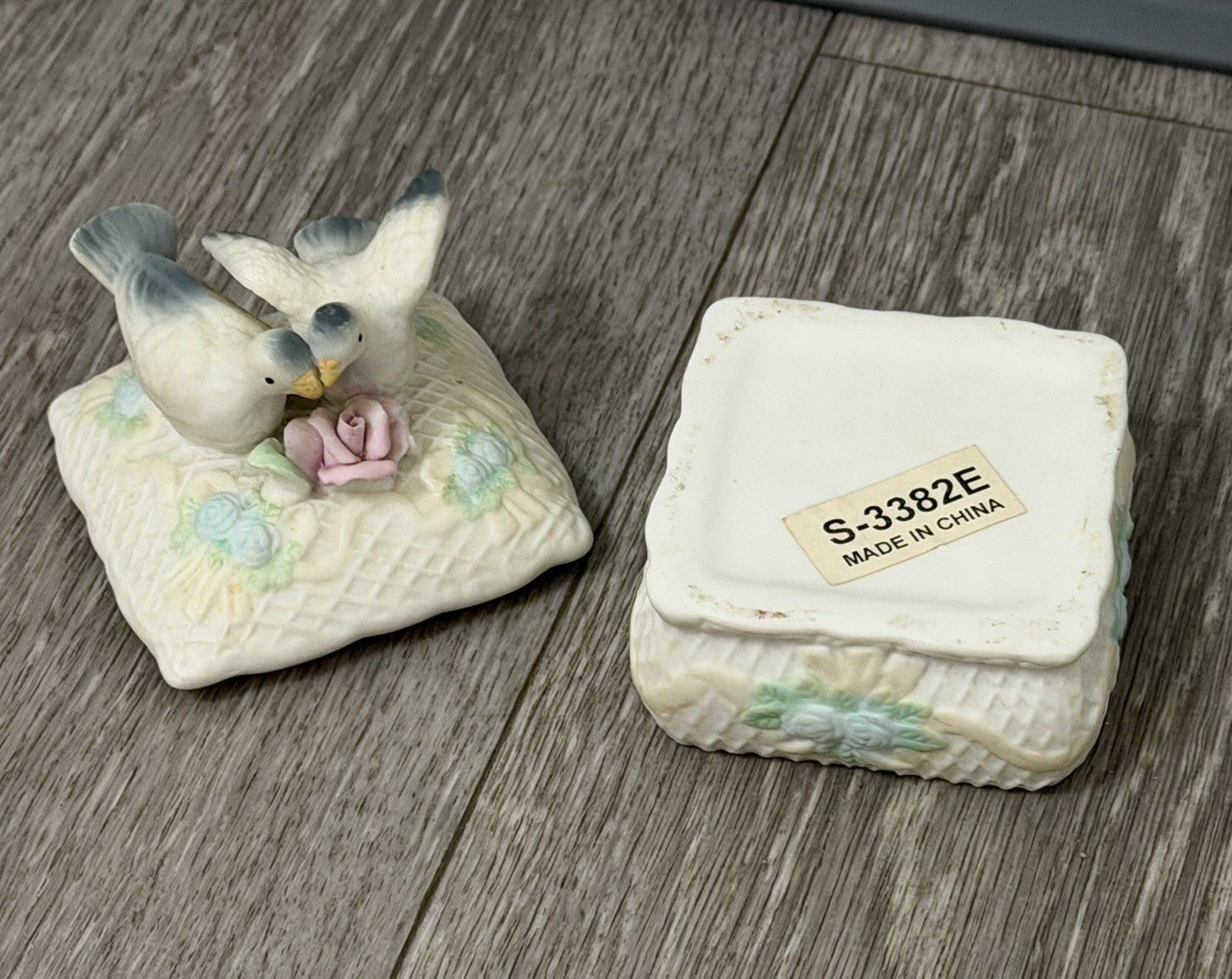 Vintage Porcelain Lovebirds Small Trinket Keepsake Box With Lid BROKEN LEAF Read