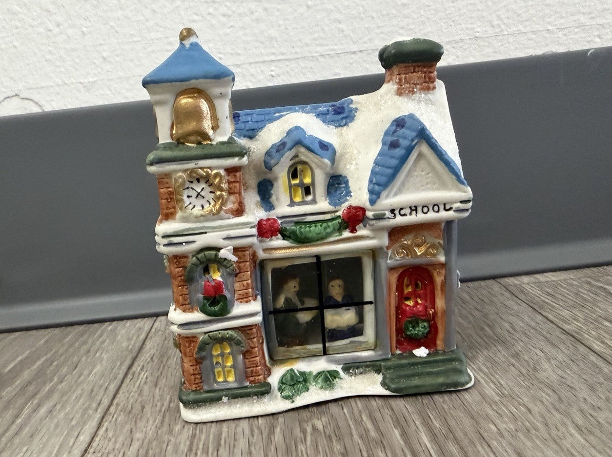 2004 Village Christmas School w/Window Decoration