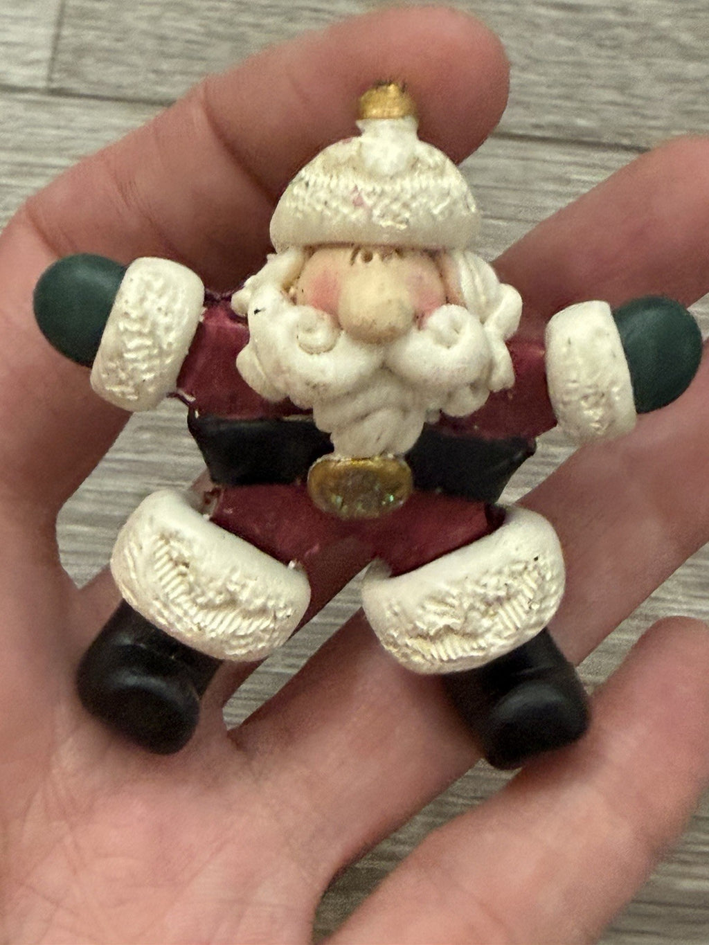 OLDER SANTA CLAUS CHRISTMAS PIN MADE OF DOUGH, RESIN?