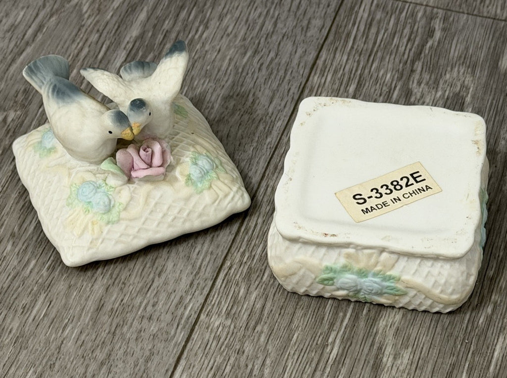Vintage Porcelain Lovebirds Small Trinket Keepsake Box With Lid BROKEN LEAF Read