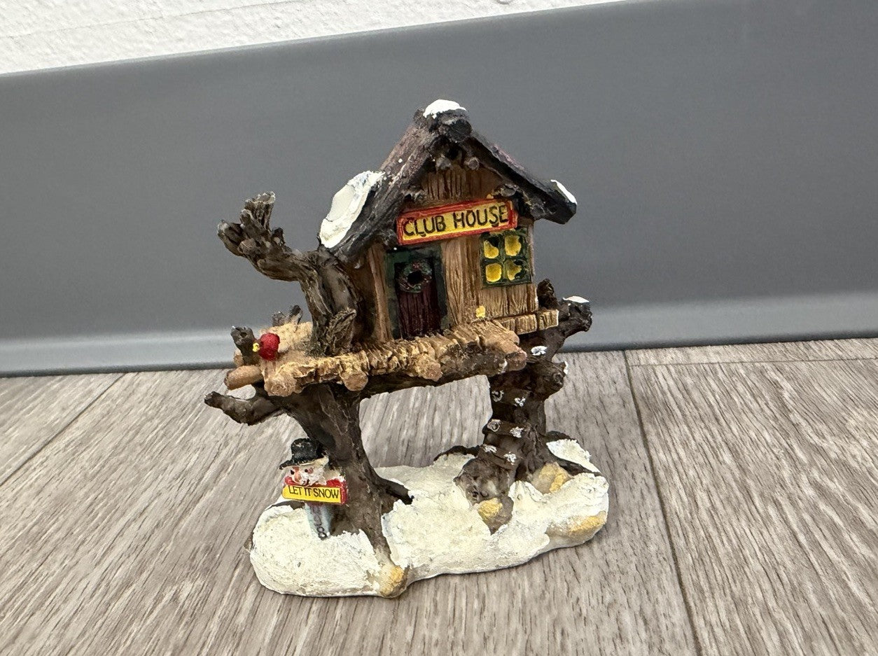 Vtg Cobblestone Corners Club / Tree House Christmas Village Accessory ‘02 Broken