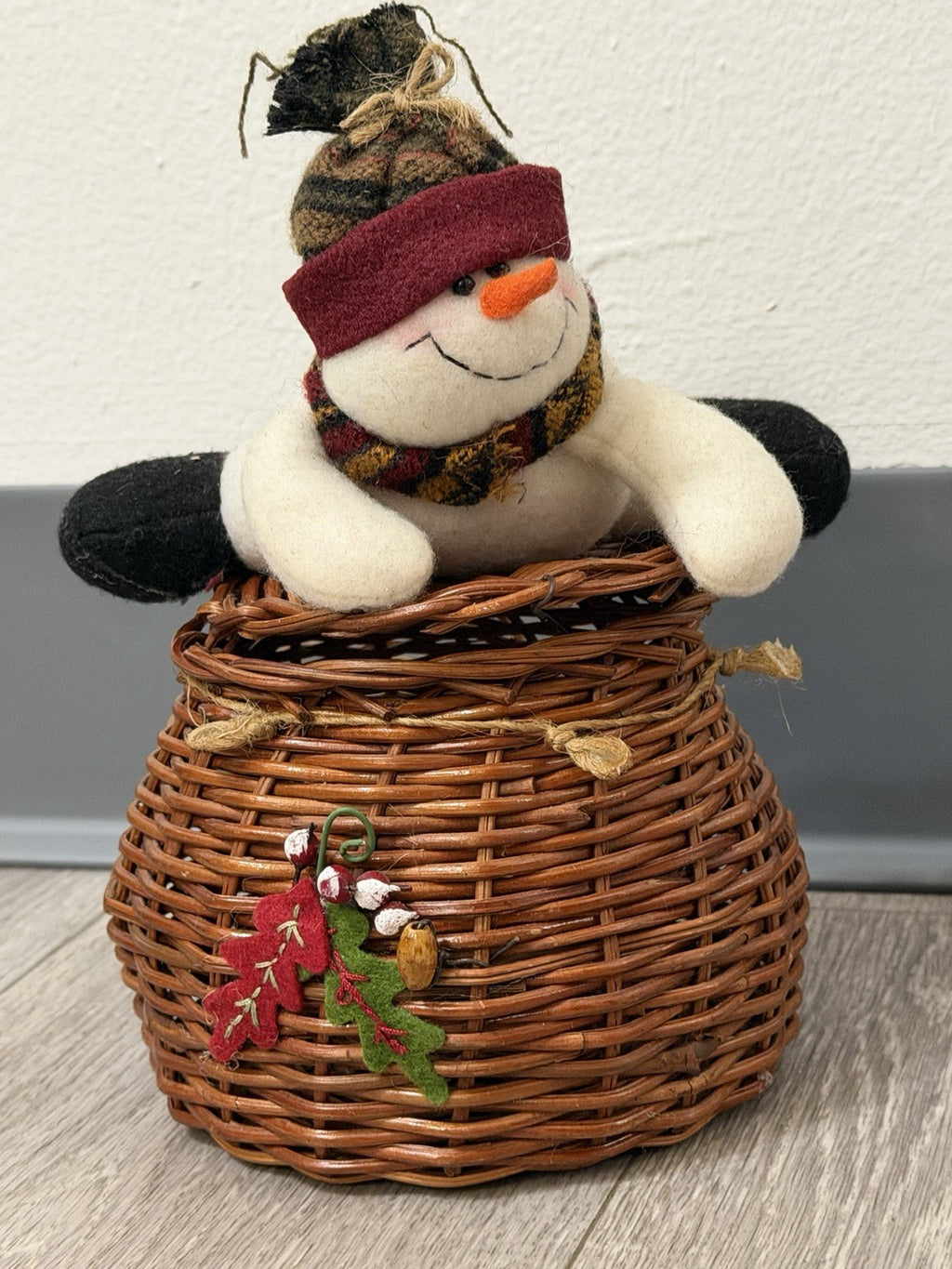 Vintage Adorable Winter Christmas Stuffed Snowman Wicker Basket With Lid 5”