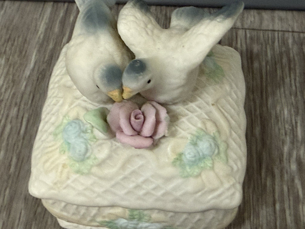 Vintage Porcelain Lovebirds Small Trinket Keepsake Box With Lid BROKEN LEAF Read