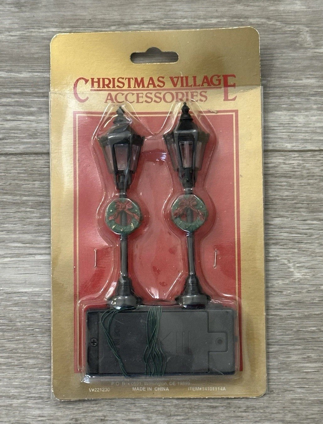 Christmas Village LED ST Lamp Post Hexagon Wreath Ornament Accessory Unopened
