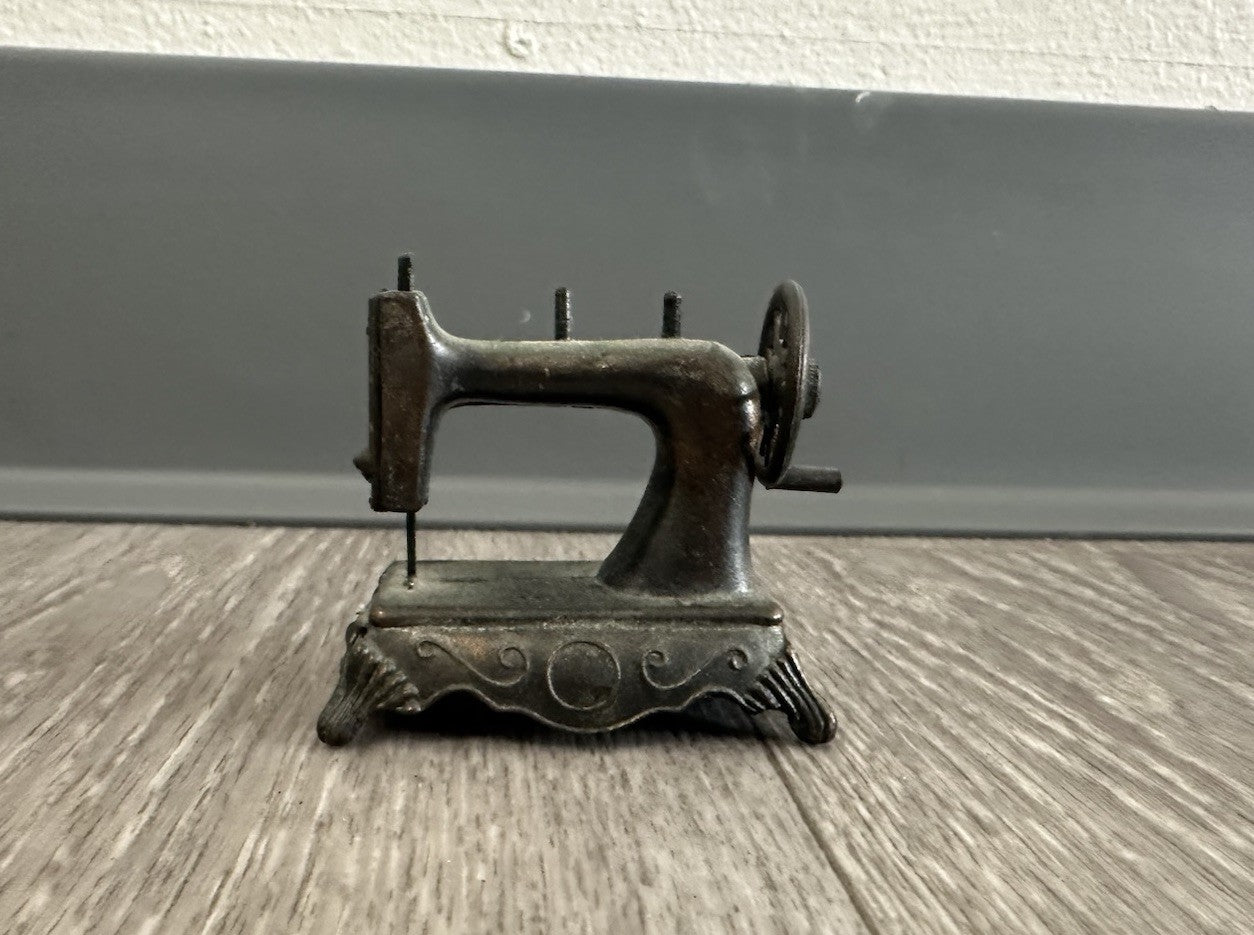 Durham Vintage Miniature Sewing Machine Die-cast Metal 1976 No. 3 Dollhouse