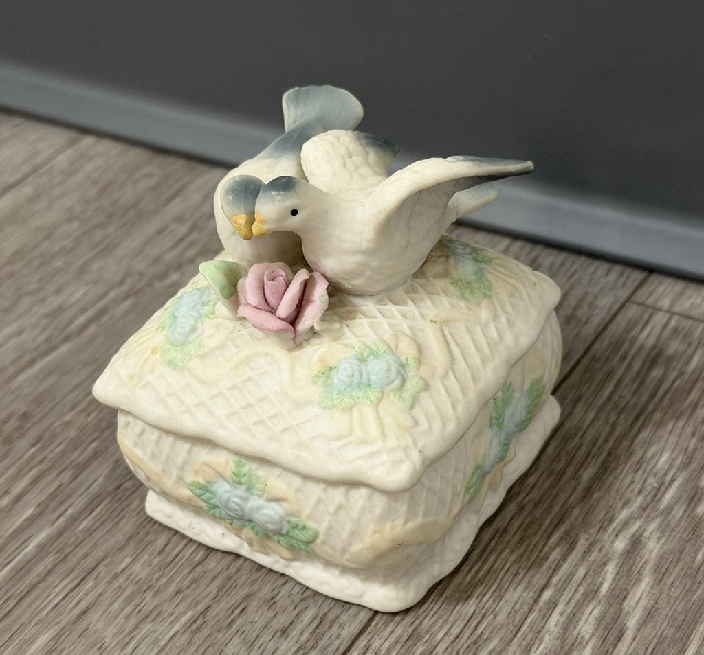Vintage Porcelain Lovebirds Small Trinket Keepsake Box With Lid BROKEN LEAF Read