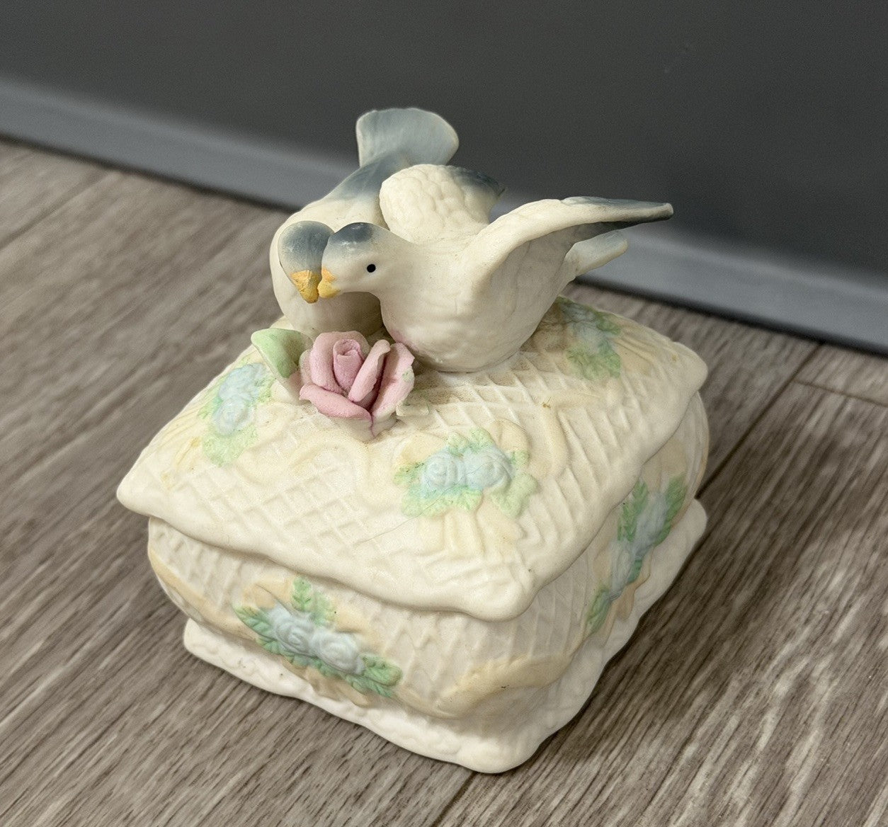Vintage Porcelain Lovebirds Small Trinket Keepsake Box With Lid BROKEN LEAF Read