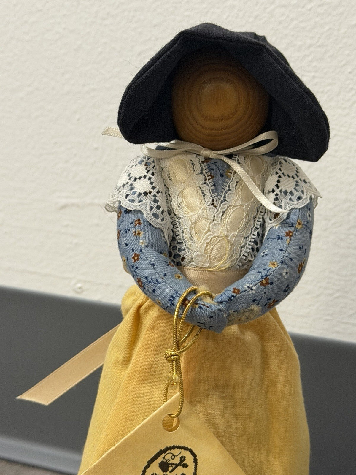 VTG 90s/2000s Woman With Bonnet  Faceless Folk Art Country Doll With Tag 9.5”
