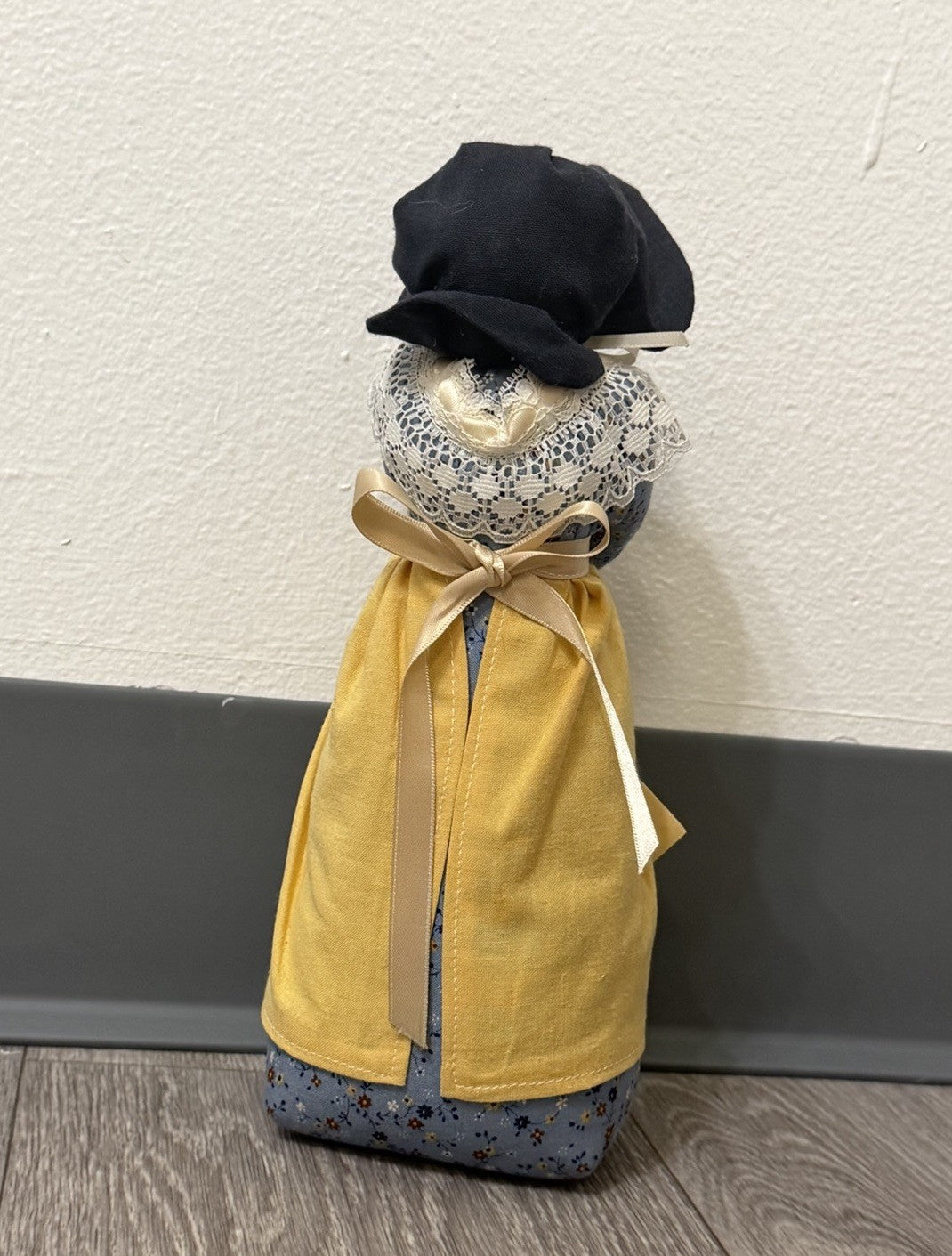 VTG 90s/2000s Woman With Bonnet  Faceless Folk Art Country Doll With Tag 9.5”