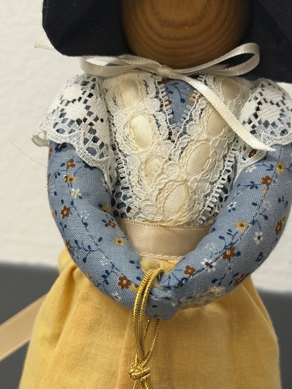 VTG 90s/2000s Woman With Bonnet  Faceless Folk Art Country Doll With Tag 9.5”