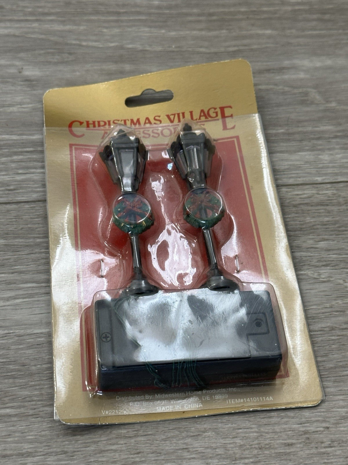 Christmas Village LED ST Lamp Post Hexagon Wreath Ornament Accessory Unopened