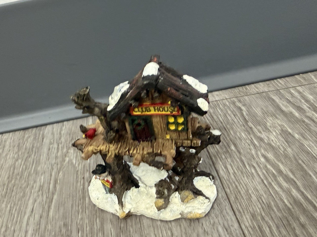 Vtg Cobblestone Corners Club / Tree House Christmas Village Accessory ‘02 Broken