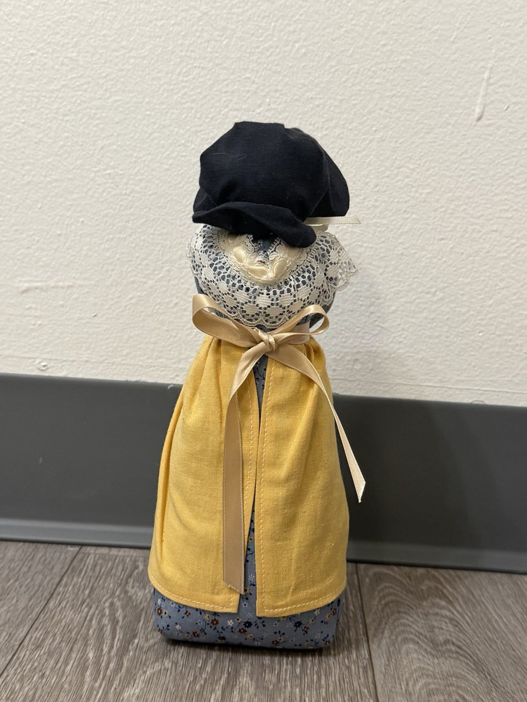 VTG 90s/2000s Woman With Bonnet  Faceless Folk Art Country Doll With Tag 9.5”