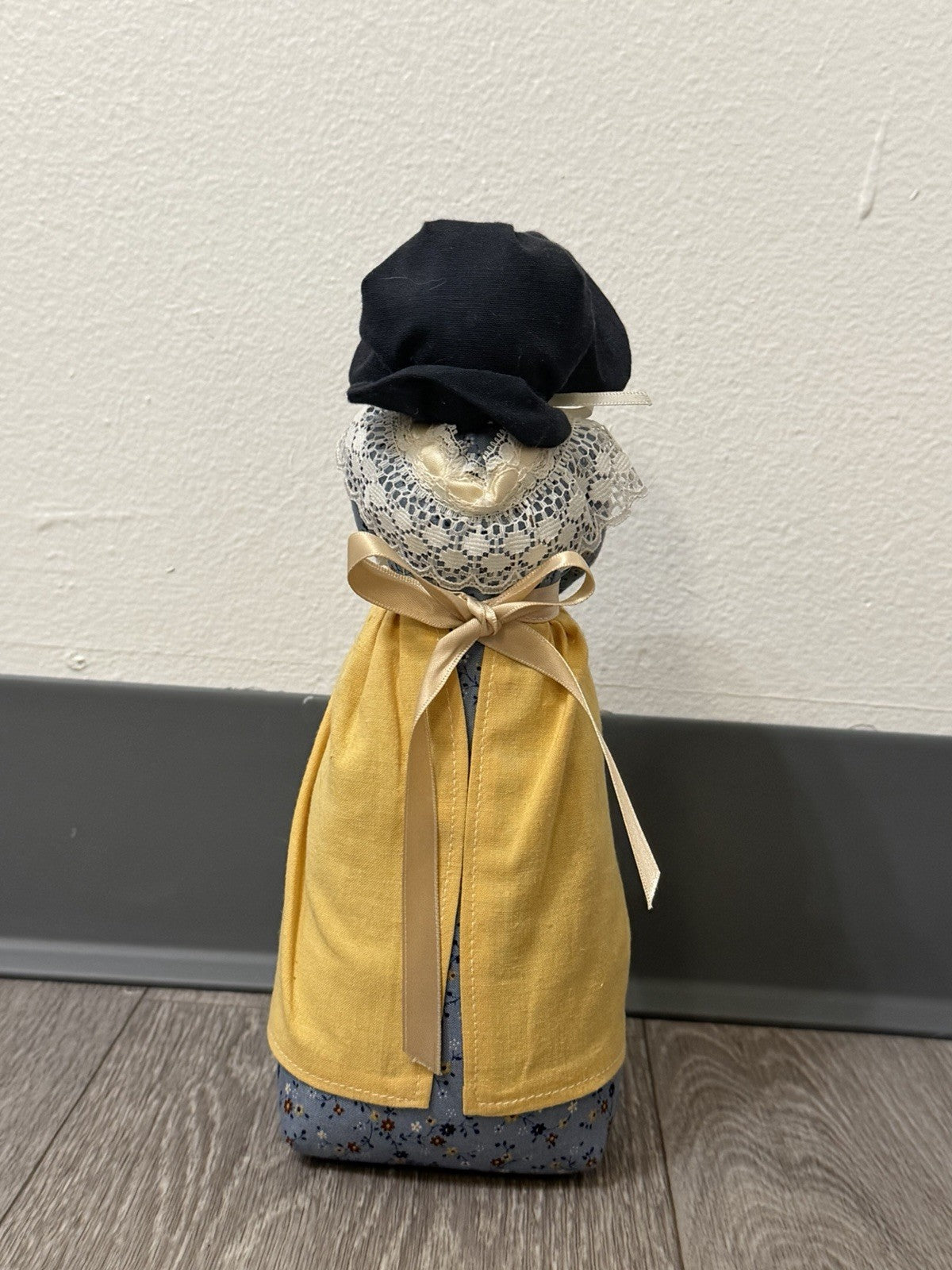 VTG 90s/2000s Woman With Bonnet  Faceless Folk Art Country Doll With Tag 9.5”