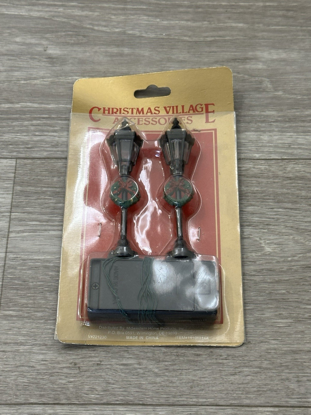 Christmas Village LED ST Lamp Post Hexagon Wreath Ornament Accessory Unopened