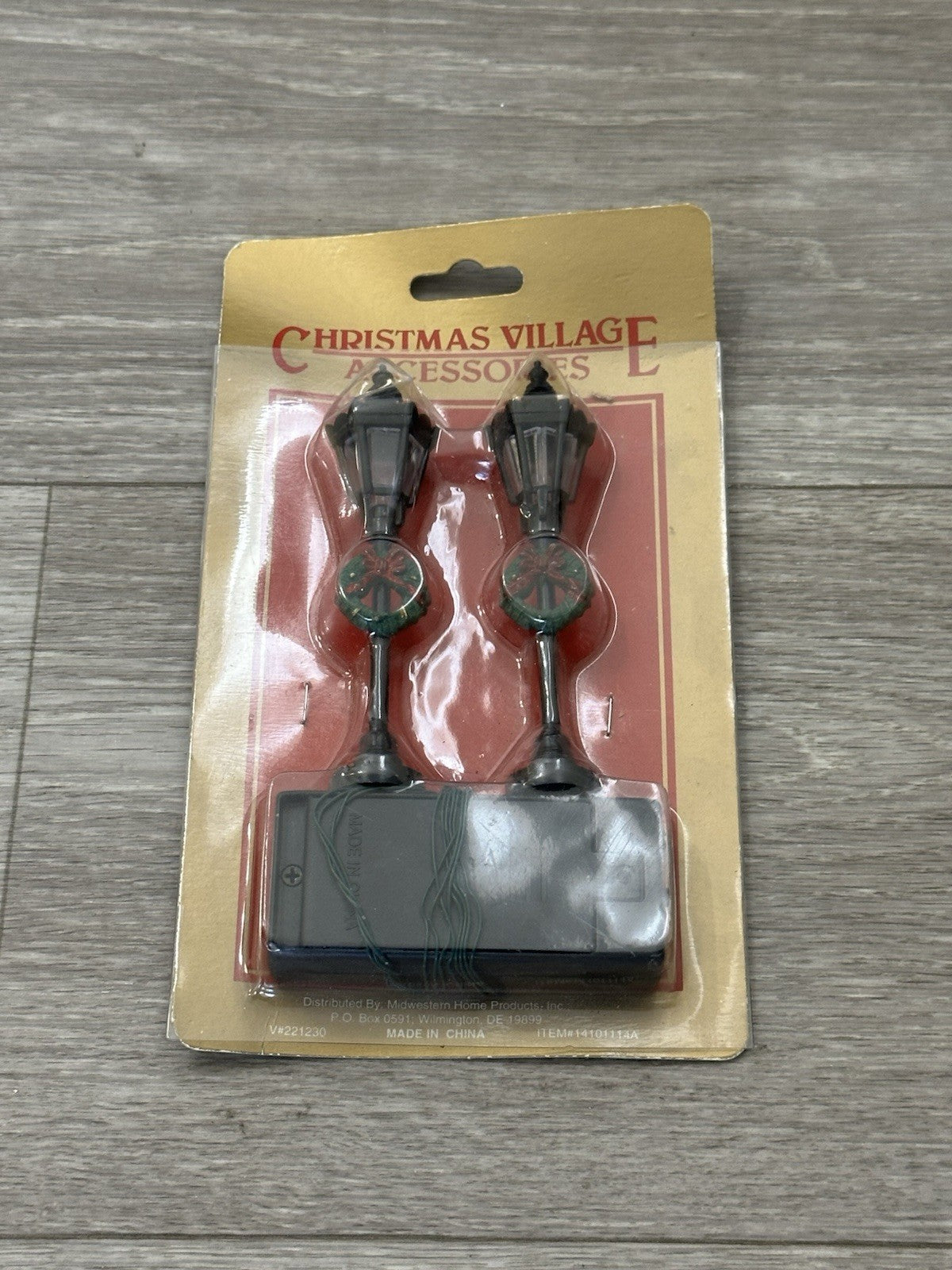 Christmas Village LED ST Lamp Post Hexagon Wreath Ornament Accessory Unopened