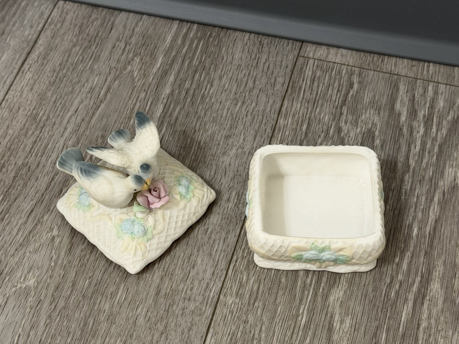 Vintage Porcelain Lovebirds Small Trinket Keepsake Box With Lid BROKEN LEAF Read