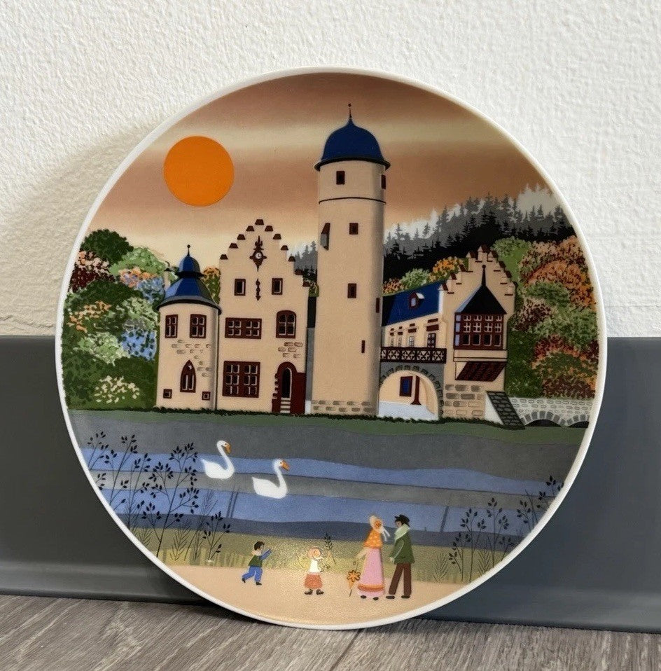 MESPELBRUNN GERMANY Plate 7.75" Diameter Barbara Lurstenhofer Decorative