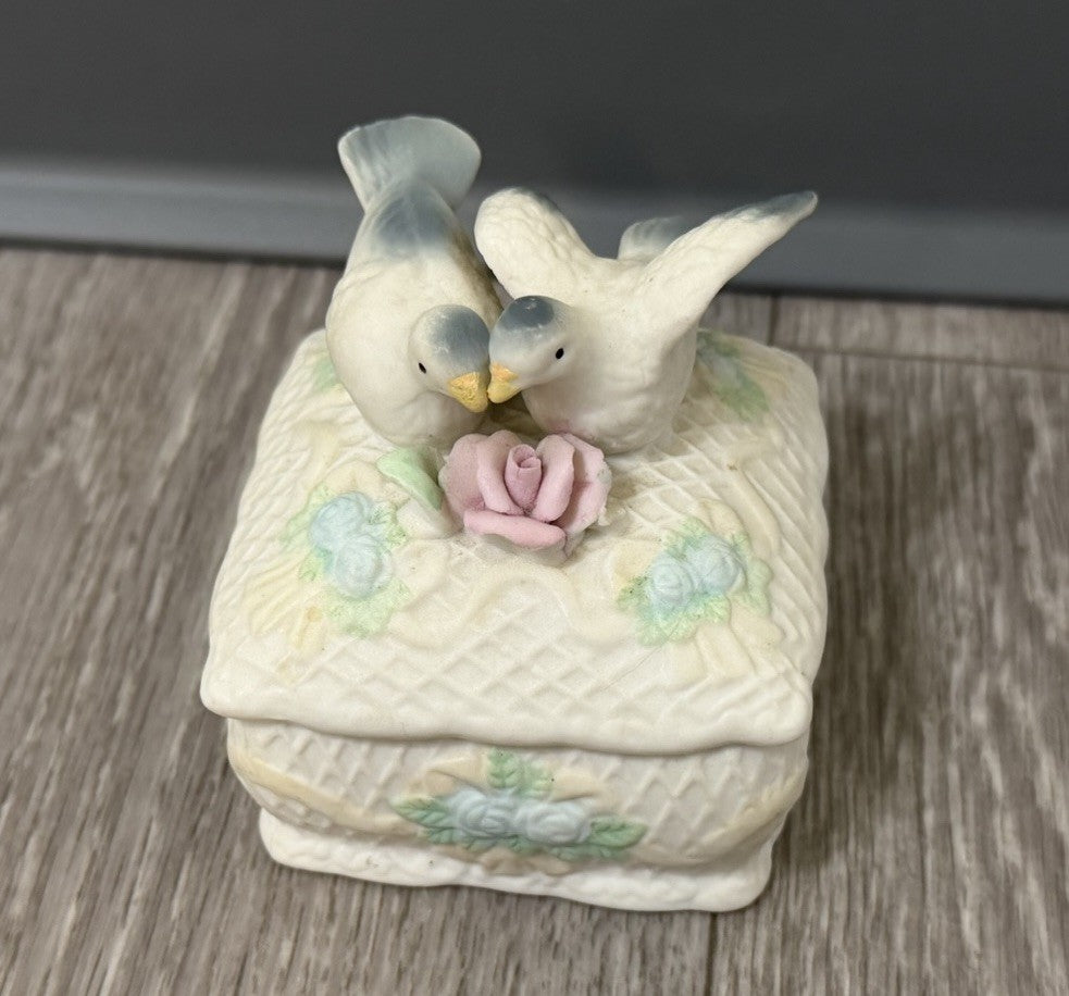 Vintage Porcelain Lovebirds Small Trinket Keepsake Box With Lid BROKEN LEAF Read