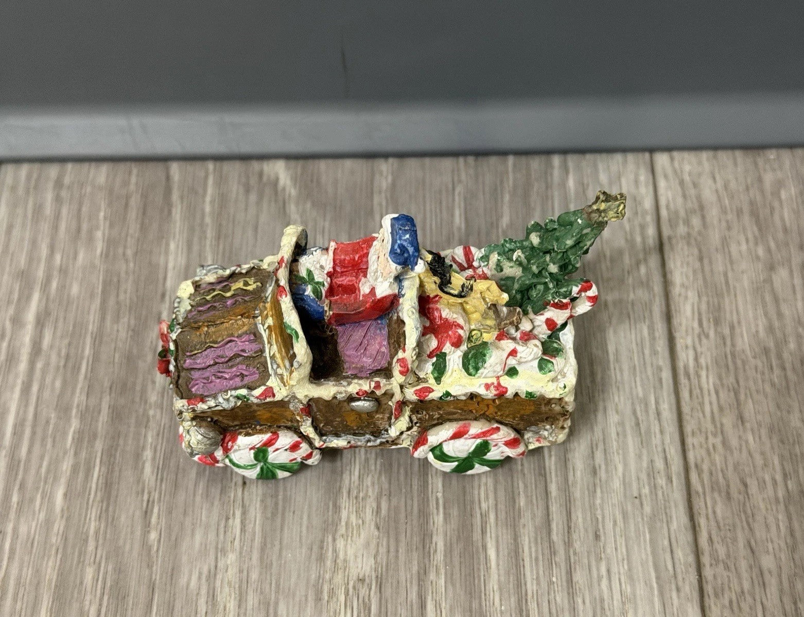 2005 Ginger Frost Lane Santa Claus Gingerbread Car w/ Tree Decoration
