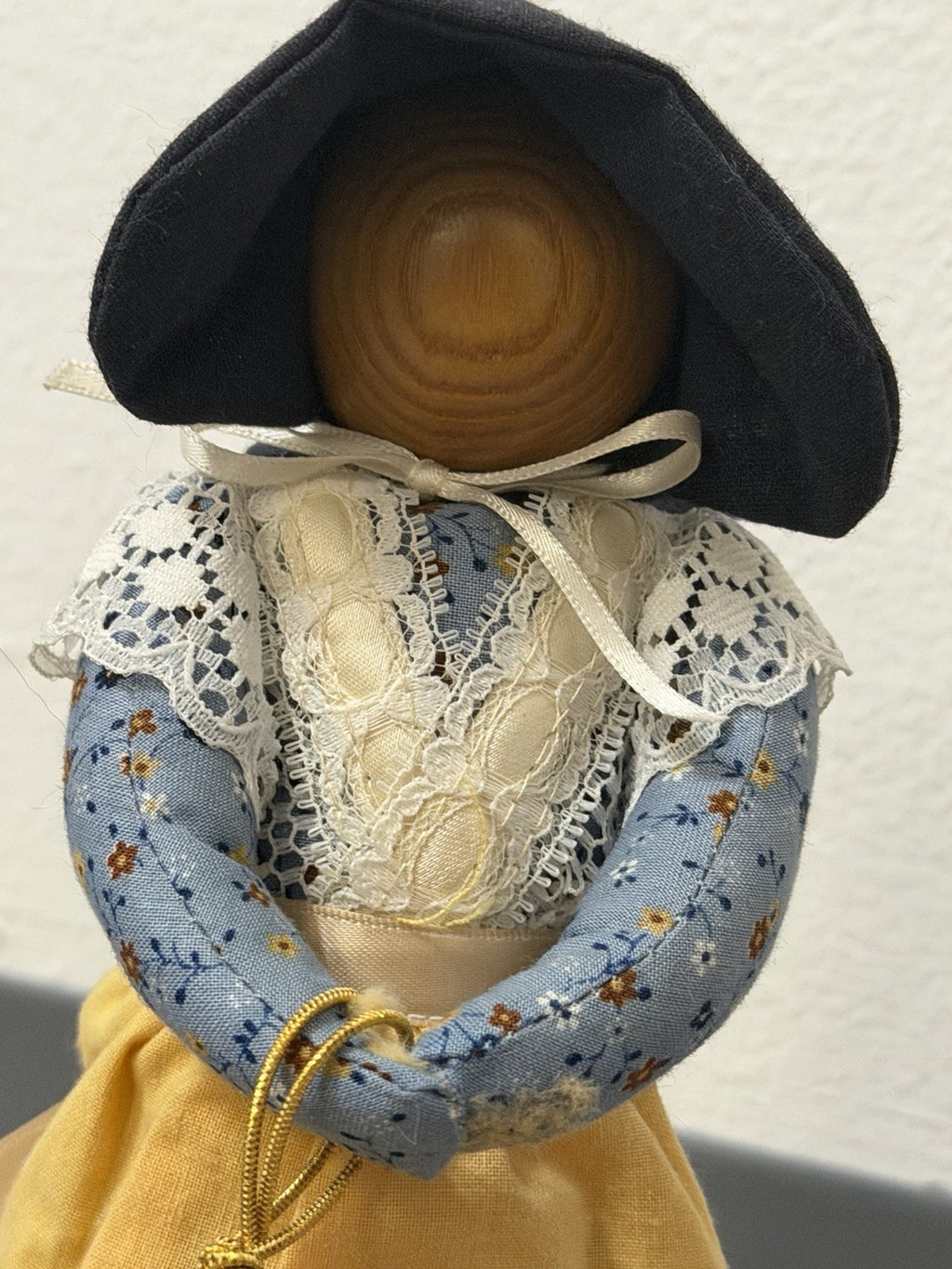 VTG 90s/2000s Woman With Bonnet  Faceless Folk Art Country Doll With Tag 9.5”