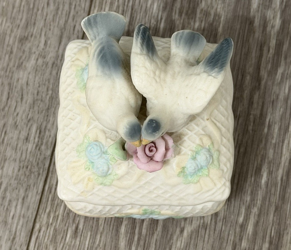 Vintage Porcelain Lovebirds Small Trinket Keepsake Box With Lid BROKEN LEAF Read
