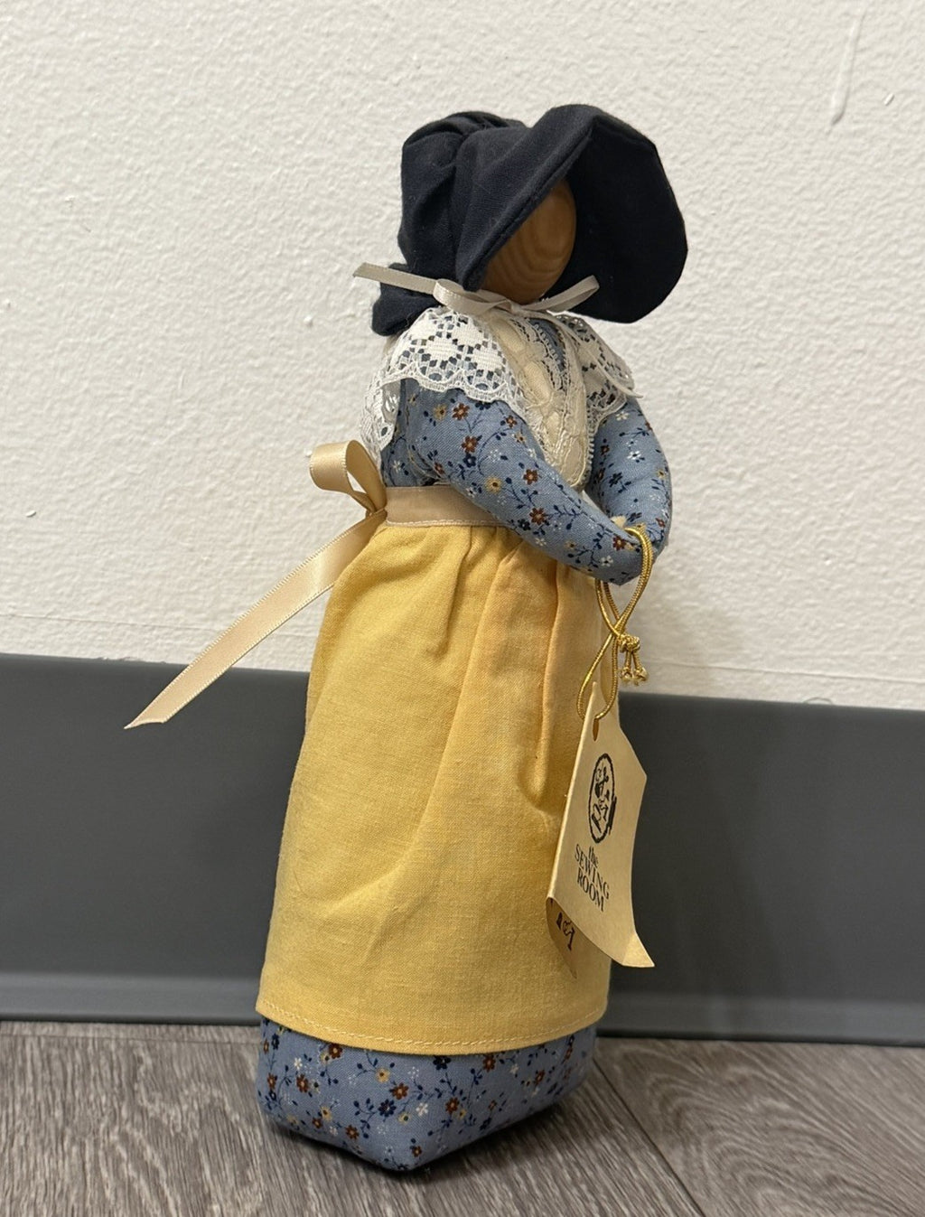 VTG 90s/2000s Woman With Bonnet  Faceless Folk Art Country Doll With Tag 9.5”